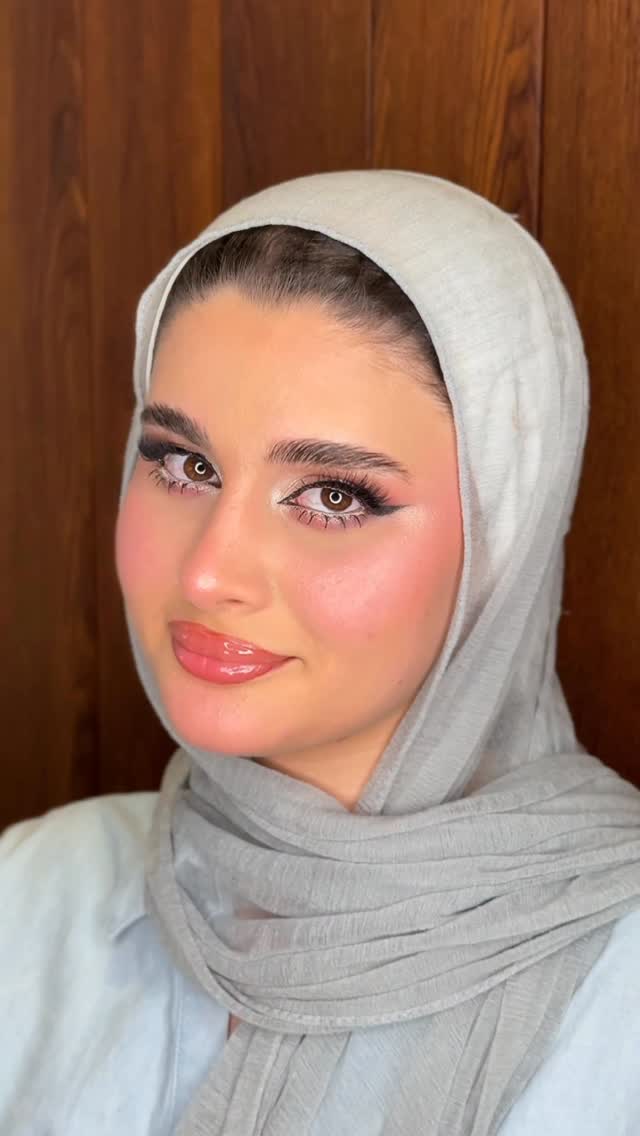 إطلالة العيون والمكياج
